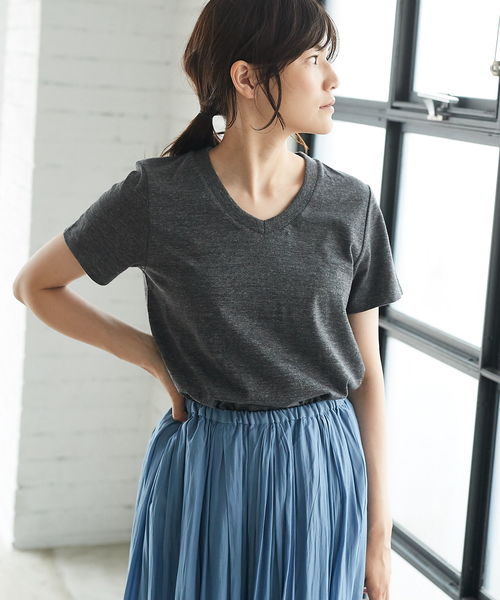 AMERICAN HOLIC(アメリカンホリック)の「・New Vネックベーシック半袖プルオーバー(Tシャツ/カットソー・レディース・ホワイト系その他/グレー系その他/チャコールグレー/ブラック/ブラウン/オフホワイト・M/L)」の5枚目の写真