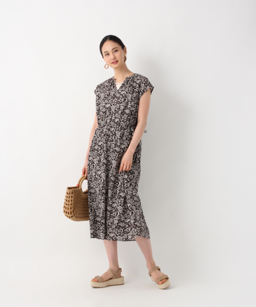 GLOBAL WORK(グローバルワーク)の「Wドロストハナガラフレンチスリーブワンピース/839603(ワンピース・レディース・ブラック/ダークブラウン・MEDIUM/LARGE)」の7枚目の写真