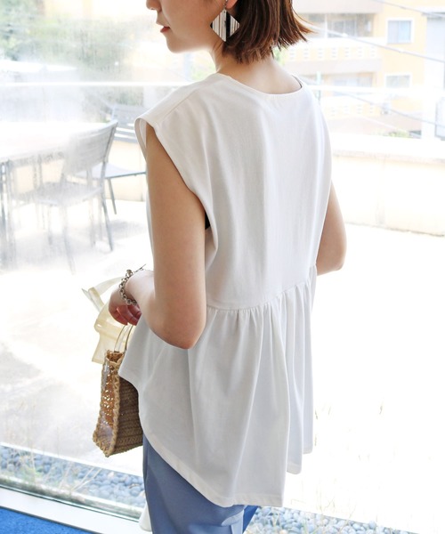 andme(アンドミー)の「コットン背中フリルVネックフレンチスリーブTシャツ(Tシャツ/カットソー・レディース・グレー系その他/ブラック/ベージュ/ネイビー/オフホワイト・M)」の2枚目の写真