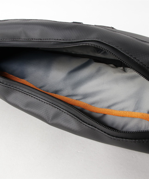 CHROME（クローム）の「KADET TARP SLING BAG ASPHALT/ALUMINUM / カデット タープ スリング