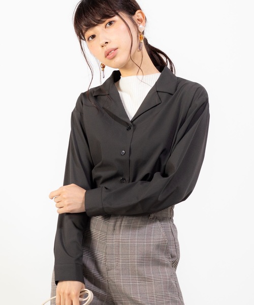 WEGO（ウィゴー）の「WEGO/オープンカラークロップドシャツ（シャツ/ブラウス・レディース・ブラック/ベージュ/パープル/ブラウン/ピンク/ブラック系その他4・FREE）」の2枚目の写真