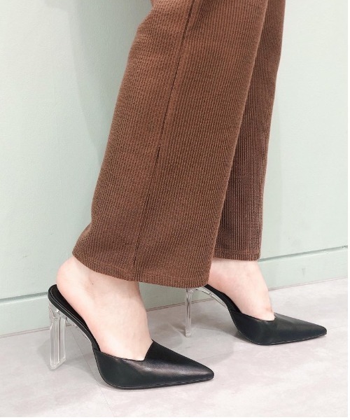 R&E（アールアンドイー）の「【R&E】クリアスティックヒールミュール（パンプス・レディース・ブラック/アイボリー/ブラック系その他/パイソン・22.5cm/23.5cm/24.5cm/23.0cm/24.0cm/22.0cm）」の11枚目の写真