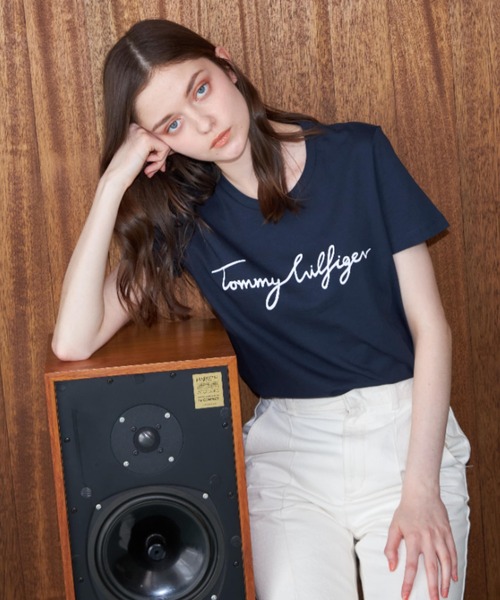 TOMMY HILFIGER(トミーヒルフィガー)の「ロゴクルーネックTシャツ(Tシャツ/カットソー・レディース・ホワイト/ネイビー/ブラック・MEDIUM/LARGE/X-SMALL/SMALL)」の21枚目の写真