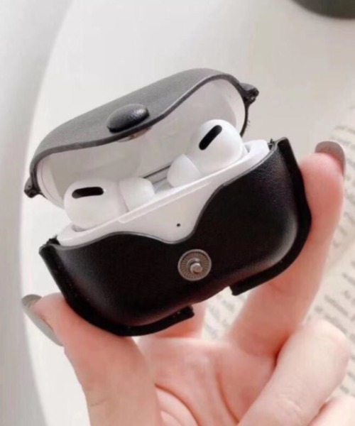 OF LIFE(オブライフ)の「AIRPODS / AIRPODS PRO PUレザー ケース(ヘッドフォン/イヤホン・メンズ・ブラック/ブラウン/レッド/ブルー/グリーン/ライトブラウン・S/M)」の2枚目の写真