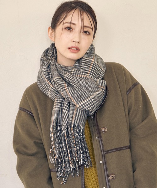 ikka（イッカ）の「カシミヤタッチチェックマフラー（マフラー・レディース・ネイビー/グレー/オフホワイト/イエロー/グリーン・FREE）」の3枚目の写真