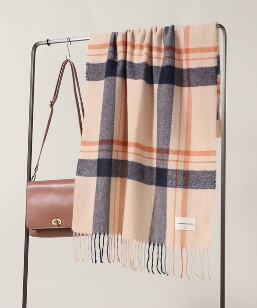 ikka（イッカ）の「カシミヤタッチチェックマフラー（マフラー・レディース・ネイビー/グレー/オフホワイト/イエロー/グリーン・FREE）」の2枚目の写真