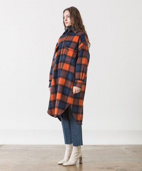 ALLUMER（アリュメール）の「ビッグシルエットウールチェックシャツコート（その他アウター・レディース・ブラック/オレンジ・1）」の11枚目の写真