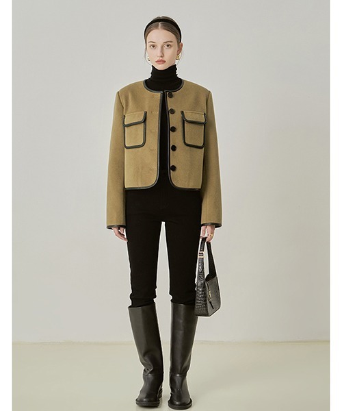 Fano Studios(ファノ ストゥディオズ)の「【Fano Studios】Leather piping collarless short jacket FD21W130(ノーカラージャケット・レディース・ブラウン・M/S/L)」の2枚目の写真