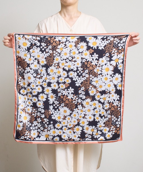45rpm シルクスカーフ　68cm x 68cm 45rpm シルクスカーフ 68cm x 68cm