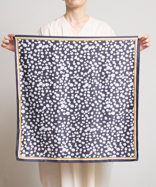 SHIZUTA（シズタ）の「SZT: 68cm×68cm　大判スカーフ（バンダナ/スカーフ・レディース・ブラック/ベージュ/ライム/オレンジ/グリーン/セージグリーン/オートミール/ホワイト×ネイビー/ストライプ/ドット/カラフル/スモークピンク/ネイビー×ホワイト/ライトベージュ/ブラック×ベージュ/ライトイエロー/ライトグリーン/スカイブルー系/ブラック×ホワイト/ブラック系/イエロー系/ネイビー系・FREE）」の3枚目の写真