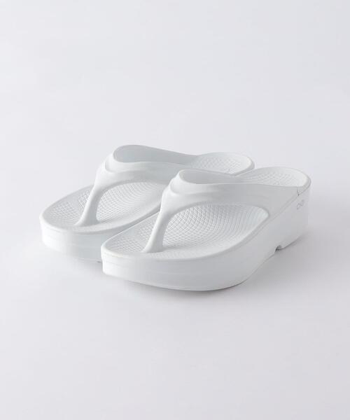 OOFOS（ウーフォス）の「＜OOFOS＞OOmega  サンダル（サンダル・レディース・ブラック/ホワイト/ベージュ・8/7/6）」の2枚目の写真