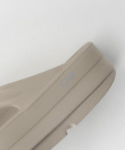 OOFOS（ウーフォス）の「＜OOFOS＞OOmega  サンダル（サンダル・レディース・ブラック/ホワイト/ベージュ・8/7/6）」の13枚目の写真