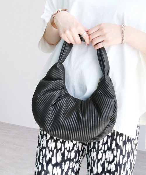 エンボスプリーツハーフムーンバッグ