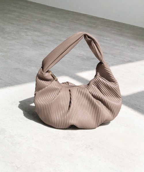 エンボスプリーツハーフムーンバッグ