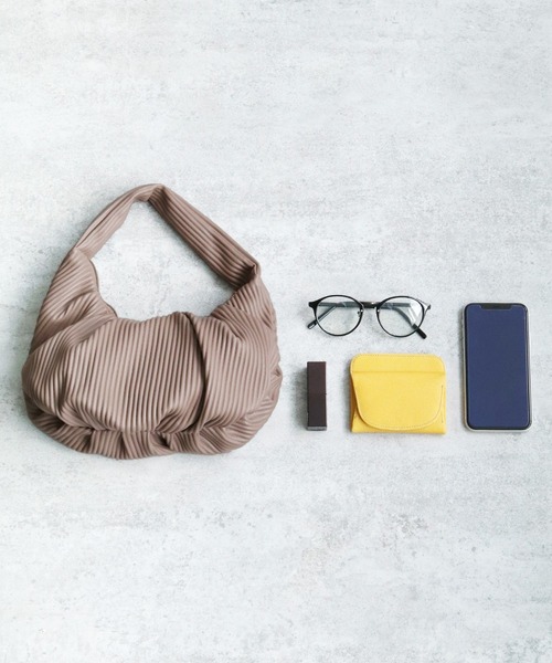 エンボスプリーツハーフムーンバッグ