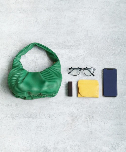 エンボスプリーツハーフムーンバッグ