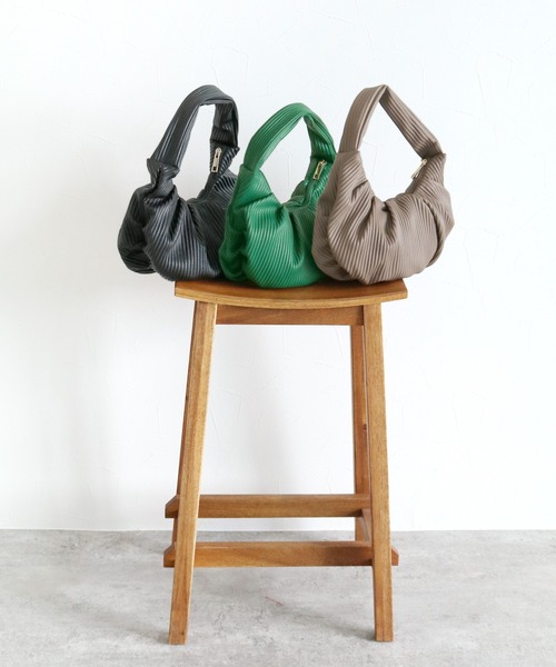 エンボスプリーツハーフムーンバッグ