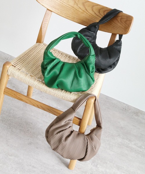 エンボスプリーツハーフムーンバッグ