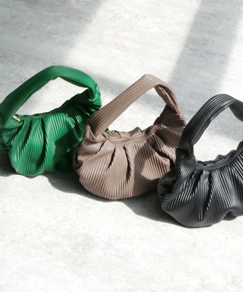 エンボスプリーツハーフムーンバッグ