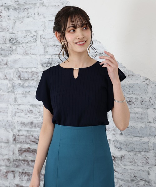 ASTORIA ODIER(アストリアオディール)の「袖フリルパール付きプルオーバー(ニット/セーター・レディース・ホワイト/ネイビー/マジェンタ/ラベンダー/グレイッシュブルー・MEDIUM)」の1枚目の写真