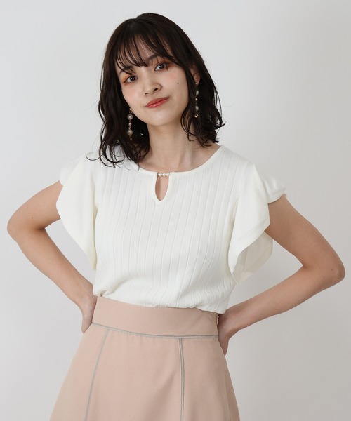 ASTORIA ODIER(アストリアオディール)の「袖フリルパール付きプルオーバー(ニット/セーター・レディース・ホワイト/ネイビー/マジェンタ/ラベンダー/グレイッシュブルー・MEDIUM)」の3枚目の写真