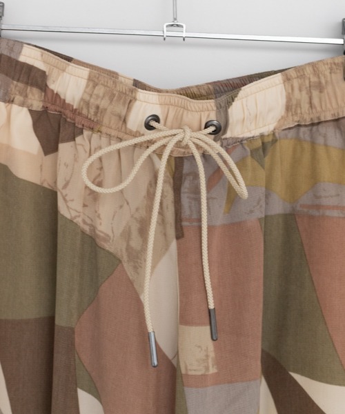 WHIMSIC(ウィムジック)の「【WHIMSIC】ジオメトリックパターンプリントパンツ(カーゴパンツ・レディース・ブラック/ベージュ・FREE)」の7枚目の写真