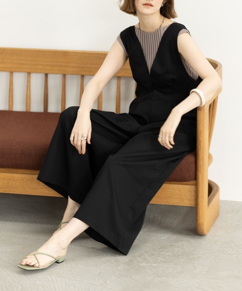 GeeRA（ジーラ）の「Vネックワイドサロペット（サロペット/オーバーオール・レディース・ライトベージュ/ブラック/ブルー系その他・LARGE/X-LARGE/MEDIUM）」の2枚目の写真