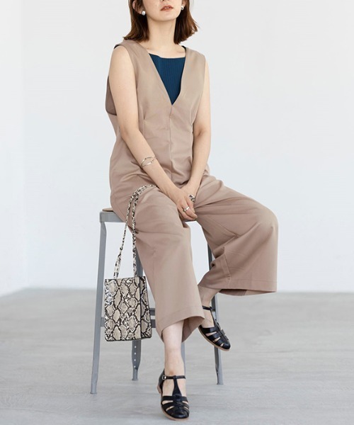 GeeRA（ジーラ）の「Vネックワイドサロペット（サロペット/オーバーオール・レディース・ライトベージュ/ブラック/ブルー系その他・LARGE/X-LARGE/MEDIUM）」の7枚目の写真