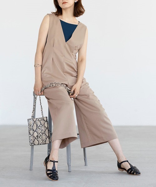 GeeRA（ジーラ）の「Vネックワイドサロペット（サロペット/オーバーオール・レディース・ライトベージュ/ブラック/ブルー系その他・LARGE/X-LARGE/MEDIUM）」の5枚目の写真