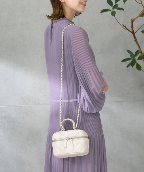 URBAN RESEARCH ROSSO WOMEN(アーバンリサーチ ロッソ)の「キルティングバニティポシェット(ショルダーバッグ・レディース・ブラック/ラベンダー/ホワイト・-)」の2枚目の写真