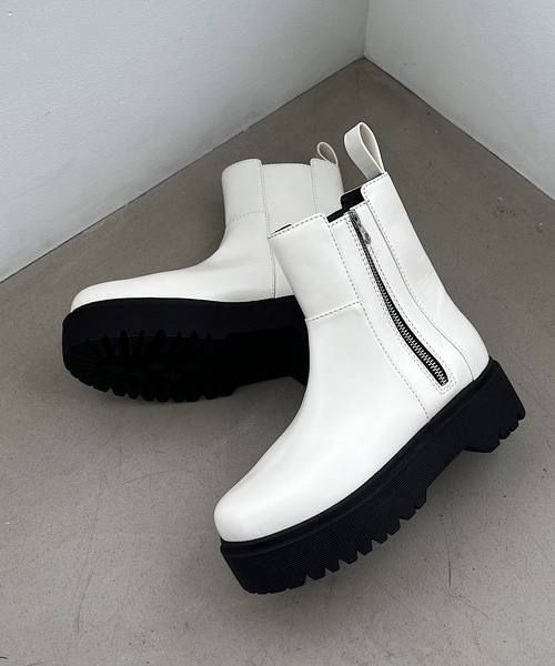 PAGEBOY(ページボーイ)の「ZIPプラットフォームブーツ(ブーツ・レディース・ブラック/オフホワイト・M/L)」の1枚目の写真