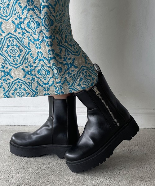 PAGEBOY(ページボーイ)の「ZIPプラットフォームブーツ(ブーツ・レディース・ブラック/オフホワイト・M/L)」の2枚目の写真