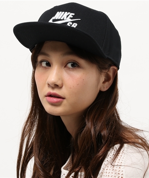 BEAMS BOY(ビームスボーイ)の「NIKE / SB アイコン ショートバイザー(キャップ・レディース・ブラック/レッド系その他・ONE SIZE)」の4枚目の写真
