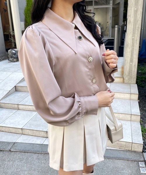one after another NICE CLAUP(ワンアフターアナザーナイスクラップ)の「アソートボタン三角襟ブラウス 2023SS(シャツ/ブラウス・レディース・ベージュ/オフホワイト/ブラック系その他・FREE)」の3枚目の写真