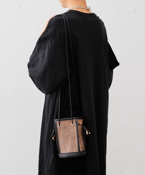 cache cache(カシュ カシュ)の「ビニールキャンバス ミニ巾着バッグ(トートバッグ・レディース・キャメル/ブラック/ホワイト・フリー)」の3枚目の写真