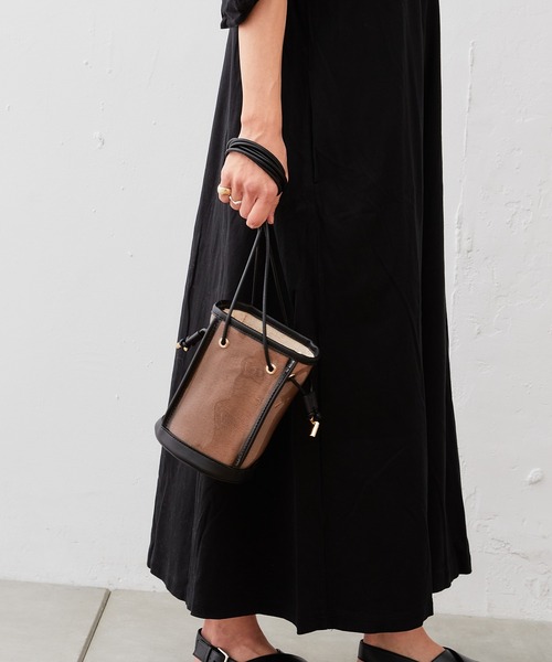 cache cache(カシュ カシュ)の「ビニールキャンバス ミニ巾着バッグ(トートバッグ・レディース・キャメル/ブラック/ホワイト・フリー)」の16枚目の写真