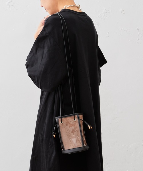 cache cache(カシュ カシュ)の「ビニールキャンバス ミニ巾着バッグ(トートバッグ・レディース・キャメル/ブラック/ホワイト・フリー)」の15枚目の写真