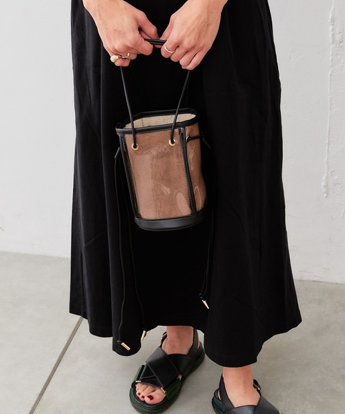 cache cache(カシュ カシュ)の「ビニールキャンバス ミニ巾着バッグ(トートバッグ・レディース・キャメル/ブラック/ホワイト・フリー)」の13枚目の写真