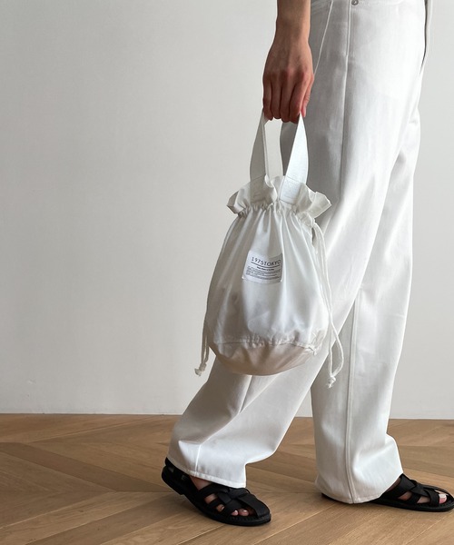 CANAL JEAN（キャナルジーン）の「1975 TOKYO　ドローストリングミニバッグ（ハンドバッグ・レディース・オフホワイト/ブラック・ONE SIZE）」の3枚目の写真