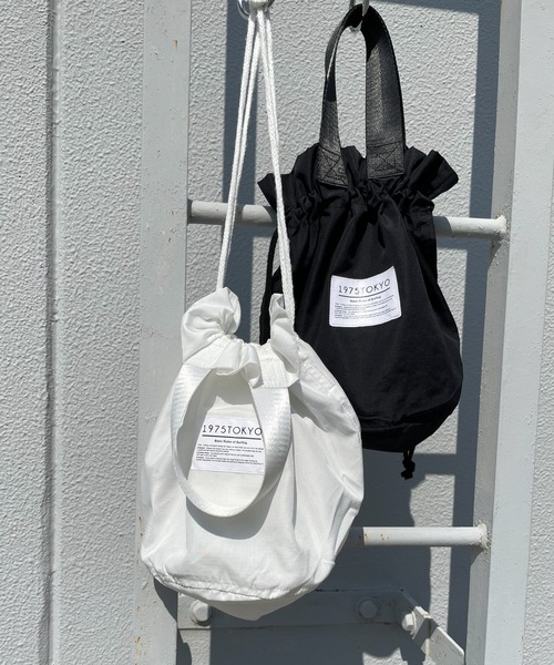 CANAL JEAN（キャナルジーン）の「1975 TOKYO　ドローストリングミニバッグ（ハンドバッグ・レディース・オフホワイト/ブラック・ONE SIZE）」の10枚目の写真