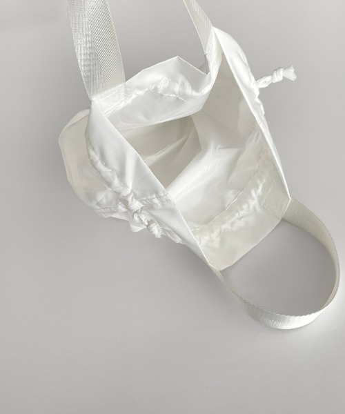 CANAL JEAN（キャナルジーン）の「1975 TOKYO　ドローストリングミニバッグ（ハンドバッグ・レディース・オフホワイト/ブラック・ONE SIZE）」の5枚目の写真