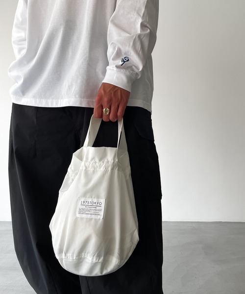 CANAL JEAN（キャナルジーン）の「1975 TOKYO　ドローストリングミニバッグ（ハンドバッグ・レディース・オフホワイト/ブラック・ONE SIZE）」の4枚目の写真