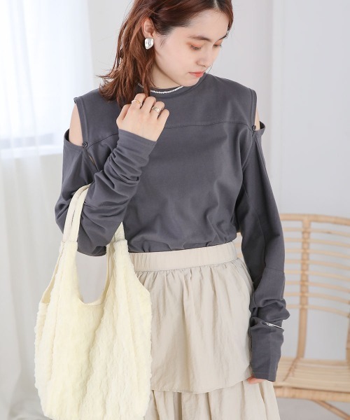 Bab(バブ)の「2WAY袖スリットカットソー(Tシャツ/カットソー・レディース・オフホワイト/チャコールグレー/グレイッシュベージュ・FREE)」の9枚目の写真