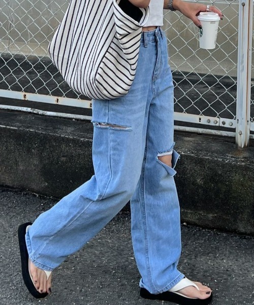 ISOOK(アイスー)の「Damaged wide denims / ダメージワイドデニム(chiica select)(デニムパンツ・レディース・ブルー・S/M)」の2枚目の写真