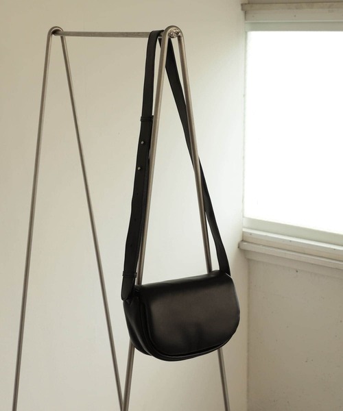 SENSE OF PLACE by URBAN RESEARCH（センスオブプレイスバイアーバンリサーチ）の「フェイクレザーパデットフラップショルダー（ショルダーバッグ・メンズ・アイボリー/ブラック・ONE）」の19枚目の写真