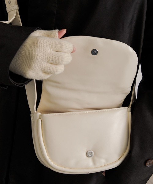 SENSE OF PLACE by URBAN RESEARCH（センスオブプレイスバイアーバンリサーチ）の「フェイクレザーパデットフラップショルダー（ショルダーバッグ・メンズ・アイボリー/ブラック・ONE）」の20枚目の写真