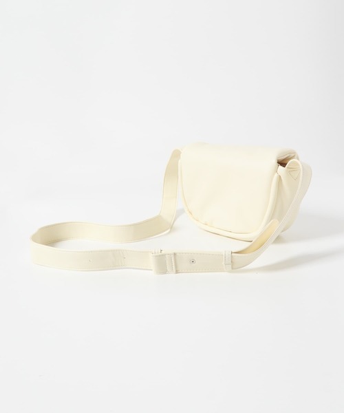 SENSE OF PLACE by URBAN RESEARCH（センスオブプレイスバイアーバンリサーチ）の「フェイクレザーパデットフラップショルダー（ショルダーバッグ・メンズ・アイボリー/ブラック・ONE）」の9枚目の写真