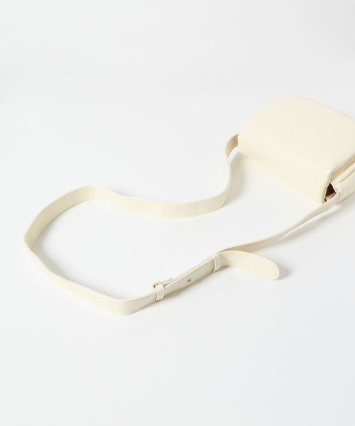 SENSE OF PLACE by URBAN RESEARCH（センスオブプレイスバイアーバンリサーチ）の「フェイクレザーパデットフラップショルダー（ショルダーバッグ・メンズ・アイボリー/ブラック・ONE）」の11枚目の写真