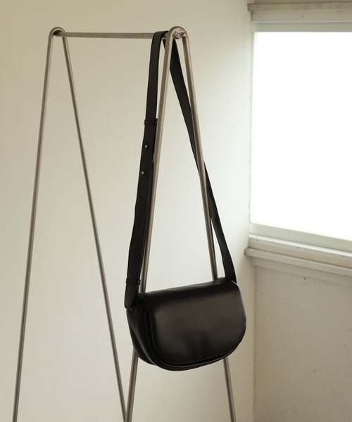 SENSE OF PLACE by URBAN RESEARCH（センスオブプレイスバイアーバンリサーチ）の「フェイクレザーパデットフラップショルダー（ショルダーバッグ・メンズ・アイボリー/ブラック・ONE）」の3枚目の写真