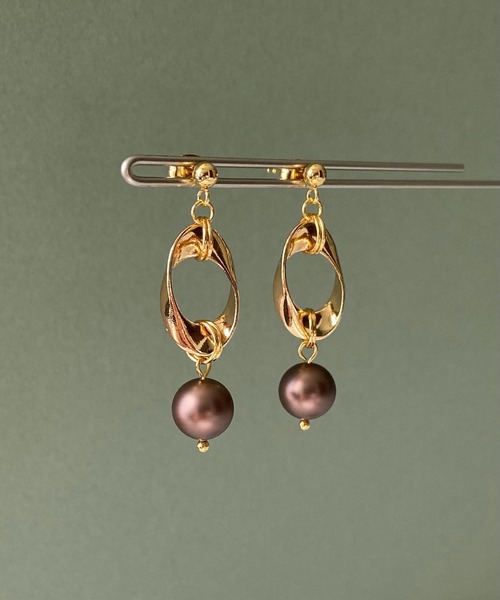 CERCA(チェルカ)の「【Le scale】ツイストフープ×ビッグパールピアス(ピアス(両耳用)・レディース・シルバー/ゴールド・FREE)」の2枚目の写真